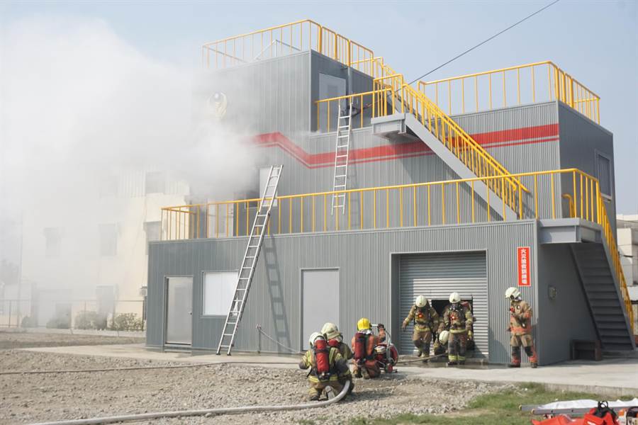 消防隊現場模擬火場救援行動。（李其樺攝）