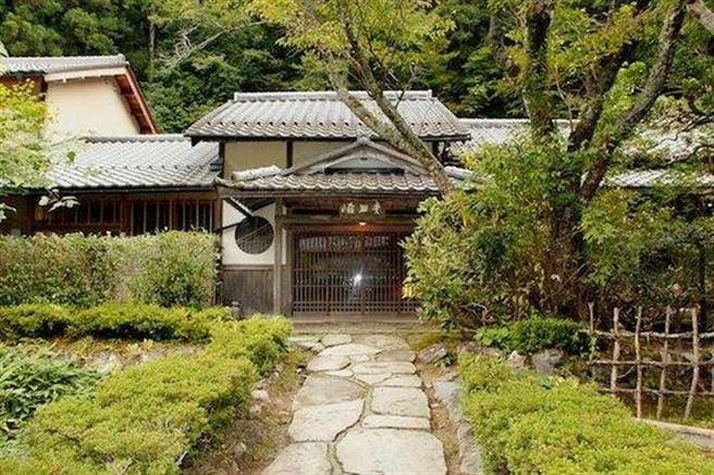 電影溫泉屋原型為京都溫泉旅館「美山莊」。取自網路