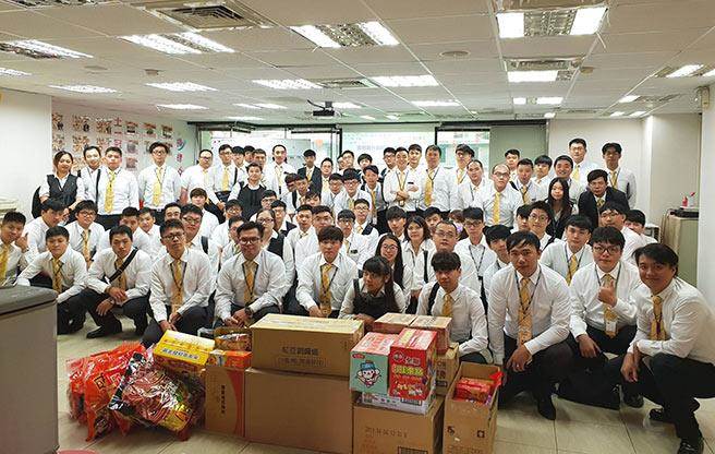 永慶房屋土城區各門市響應新北市政府「幸福滿屋-實物銀行」計畫，捐物資開心合影。