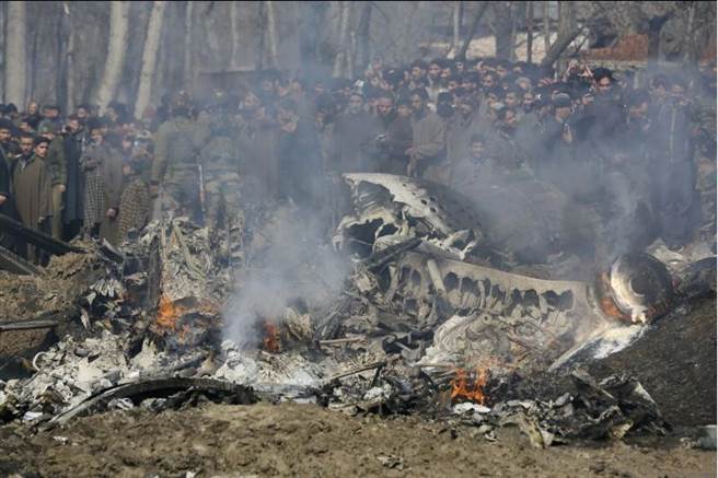 印度战机2月27日在巴基斯坦喀什米尔区遭击落坠毁的残骸。（美联社）