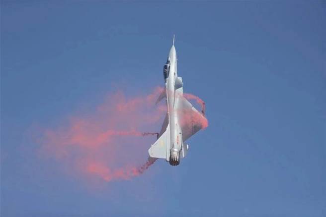 去年11月珠海航展上进行超机动高难度表演的歼-10B向量推力实验机，让外界为之惊艷。（图／新华社）