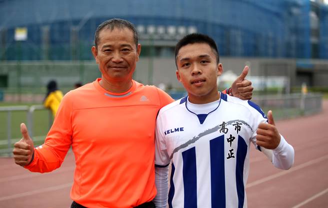 中正高工教練李春融（左）瘦身有成，也很滿意子弟兵丁啟倫減重後的表現。（李弘斌攝）