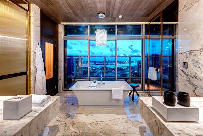 「浴廁」選用南非玫瑰色奧羅拉大理石打造，貴氣又大方。（圖片提供／晶英國際行館）