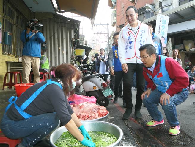 前新北市長朱立倫（中）1日陪新北市第3選區立委補選候選人鄭世維（右）到三重力行市場拜票，面對外界關心國民黨總統提名辦法，朱再次強調「國民黨過去從來沒有二階段徵召的做法」，他會把徵召當成是他跟所有有意參選同志的激勵。（張鎧乙攝）