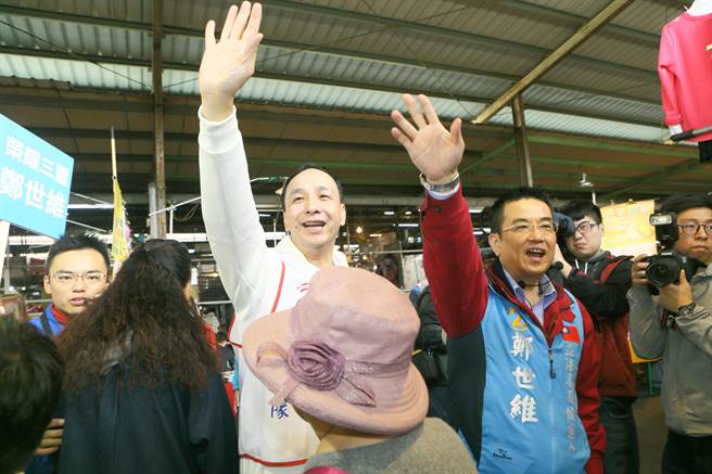 前新北市長朱立倫（左二）1日陪新北市第3選區立委補選候選人鄭世維（右二）到三重力行市場拜票，面對外界關心國民黨總統提名辦法，朱再次強調「國民黨過去從來沒有二階段徵召的做法」，他會把徵召當成是他跟所有有意參選同志的激勵。（張鎧乙攝）