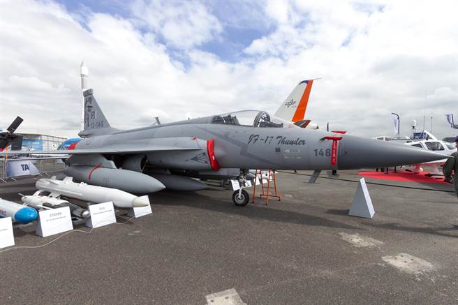 巴基斯坦与中国大陆联手打造的JF-17「雷电」战机，也就是解放军所谓的「枭龙」战机。（达志影像/Shutterstock）