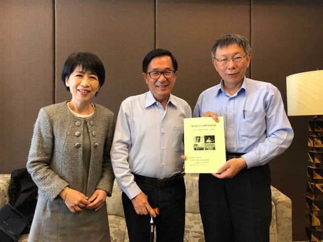 台北市長柯文哲（右）與妻子陳佩琪（左）1日南下高雄，探訪前總統陳水扁（中）。（資料照片/陳致中服務處提供）
