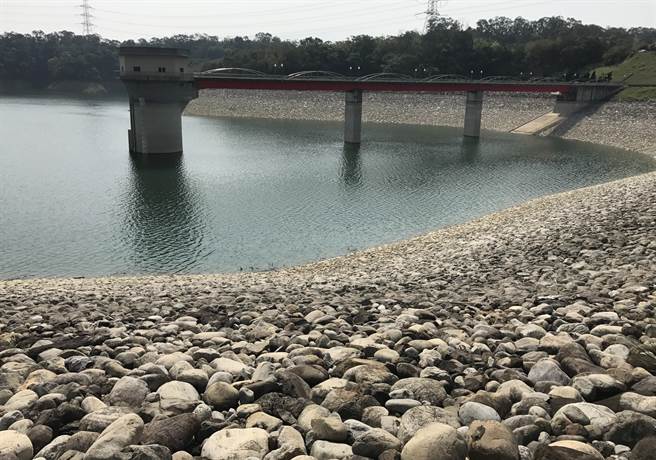 新竹地區水情拉警報，4日起將實施第1階段限水，圖為寶二水庫，蓄水率已下探到2成2。（陳育賢攝）