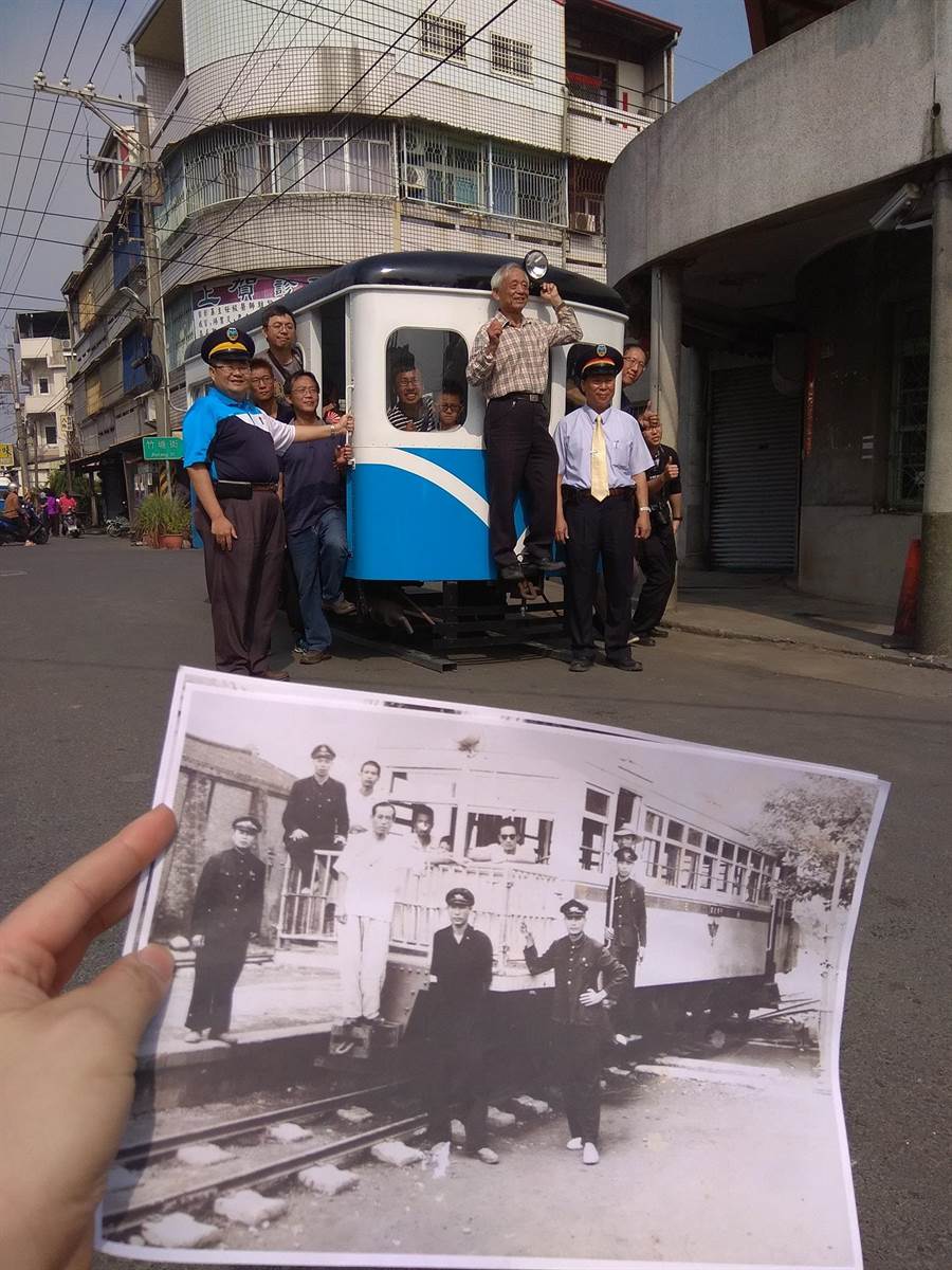 竹塘國中校長黃仲平（左）約請私人珍藏的糖鐵巡道車解決快閃竹塘運動，鄉農會總幹事詹光信（右）化身列車長，停駐在往日竹塘車站舊址，車站旁的貨運行轉型成萬國煤氣行，老頭家黃邦吉（中）也獲邀站上火車貫穿連接器一同合影，重現老照片情形。（鐵道迷洪仲宜供應）