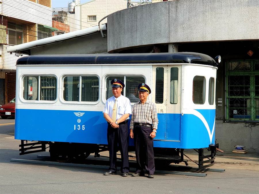 舊日竹塘火車站今不復見，旁邊的貨運行也轉型轉業經營煤氣行，80歲老頭家萬搬吉（右）上午看到小火車現身家門前，又驚又喜。（謝瓊雲翻攝）