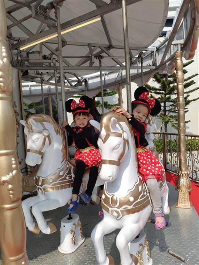 最近很多民眾行經車水馬龍的台灣大道，發現達麗大道接待中心前，出現一座大型的皇家白色旋轉木馬，小朋友好像到遊樂園。（盧金足翻攝）