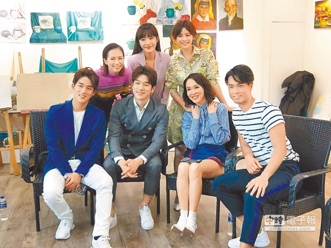 李博翔（前排左起）与姚伟涛、范文芳及新加坡演员拍新戏。
