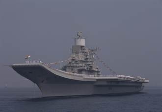 印度航母編隊戰備出港 威懾巴國大港喀拉蚩