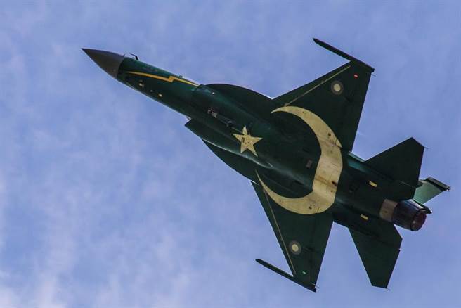 中国大陆与巴基斯坦联手研制的「枭龙」战机。（达志影像/Shutterstock）