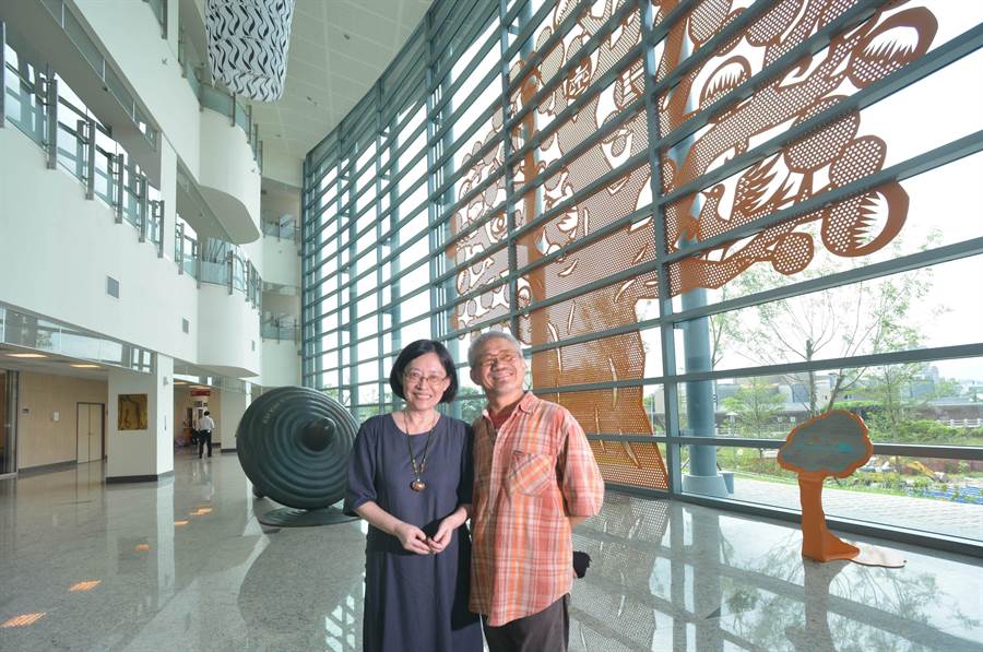 藝術家李良仁和官月淑聯手為台北地方法院創作裝置藝術。（紙風車劇團提供）
