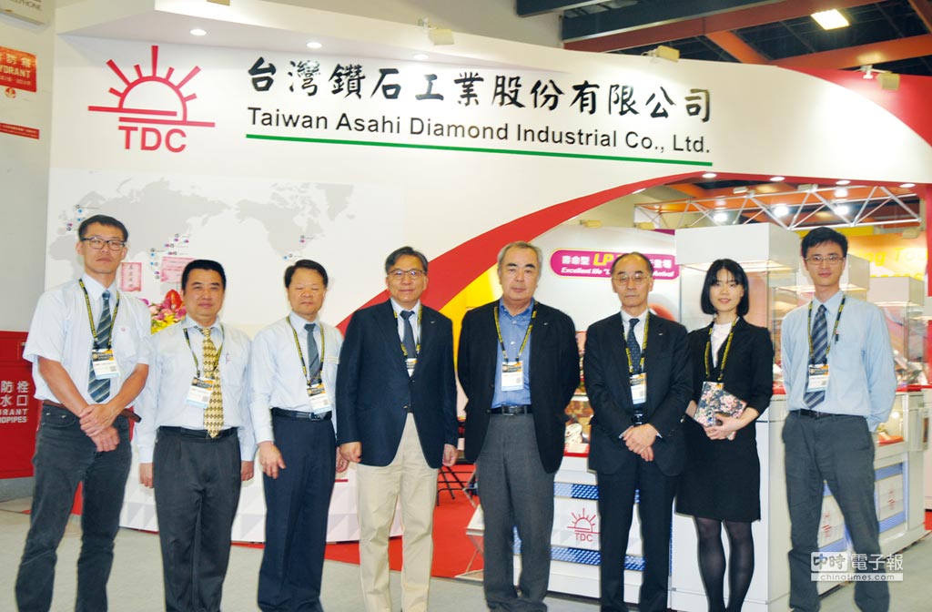 日本旭鑽石工業株式會社集團（Asahi Diamond）社長片岡和喜與台鑽董事長藍敏雄，看好台灣工具機產業發展，希望與業界一同努力打拚。圖／魏益權