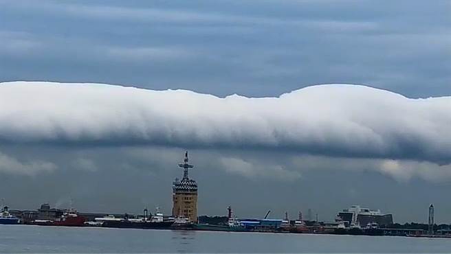 台中港6日出现一条长达100公里的滚轴云。（读者提供）