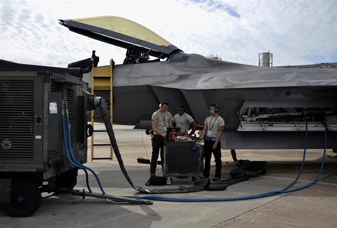 在中东执勤的F-22隐形涂层受到沙漠气候的严重挑战，图为美空军廷德尔基地的工程师正以电脑为F-22进行检测与维修。（图／美国空军）