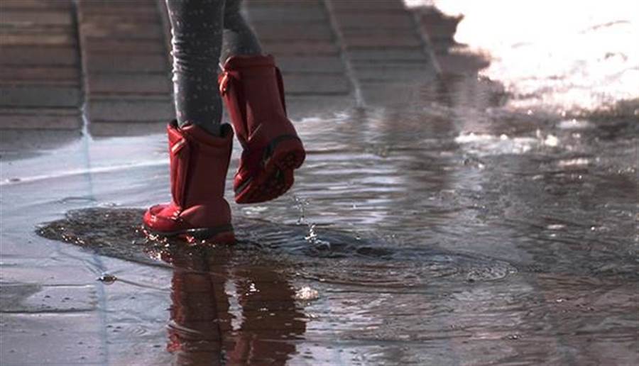 廖嘉宏提醒，要注意避免讓水進入雨鞋，因為雨鞋能完全防水，一旦進水，潮濕情況會更嚴重。（圖/pixabay）