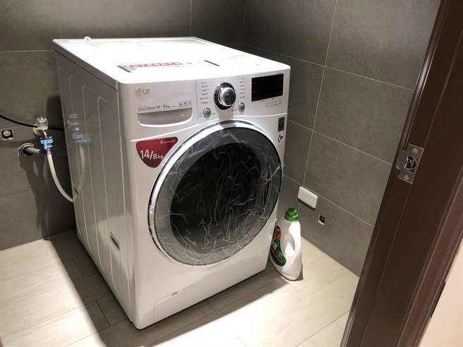 VIP房型有專屬洗脫烘洗衣機。(蔡依珍攝)