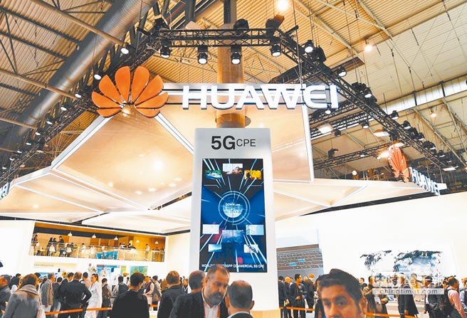 2018年2月26日，在西班牙行動通信大會上，華為公司展台用電子屏展示5G技術。（新華社）