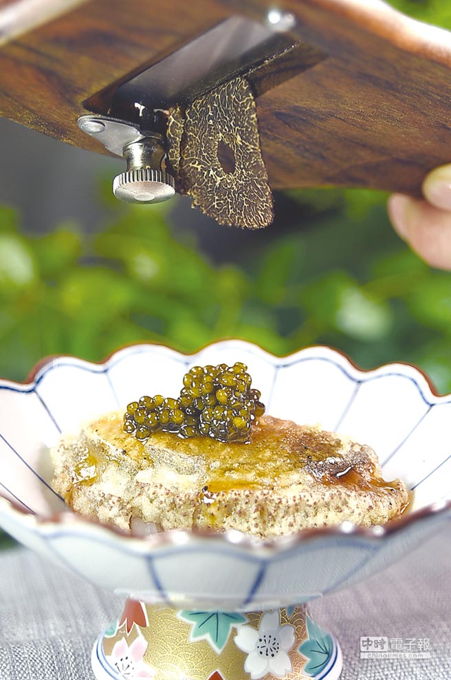 〈牡丹 Tempura〉全新頂級天婦羅套餐，第一道菜就讓客人品嘗〈法國魚子醬佐南非鮑魚．現刨黑松露〉，即高檔又「澎湃」。圖／姚舜