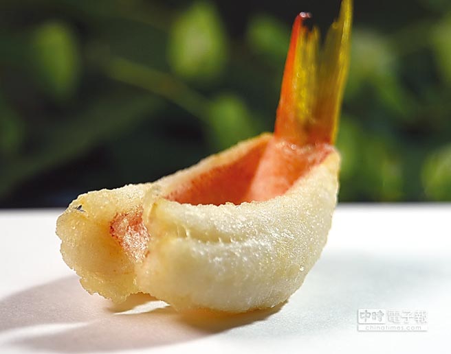 靜岡的鯛魚被譽為日本之最，〈牡丹 Tempura〉本季以靜岡產的野生「姬小鯛魚」炸製天婦羅，完全體現日本「海鮮名物」之美。圖／姚舜