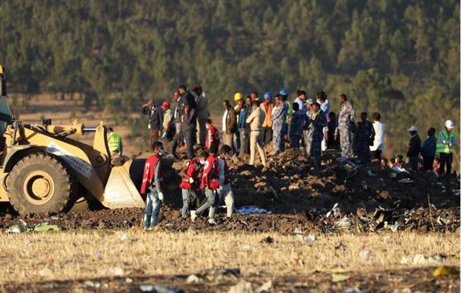 衣索比亞航空波音737 MAX客機周日墜毀首都阿迪斯阿貝巴東南方，圖為搜救人員在現場作業的畫面。（路透） 