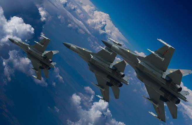 解放军空军歼-16战机进行飞行训练的资料照。（新华社）