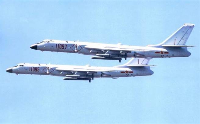 中共轰-6系列开发出愈来愈多不同改型轰炸机，最近这款轰-6J是今年2月才完成，目前专门配备给海军使用。（图／网路）