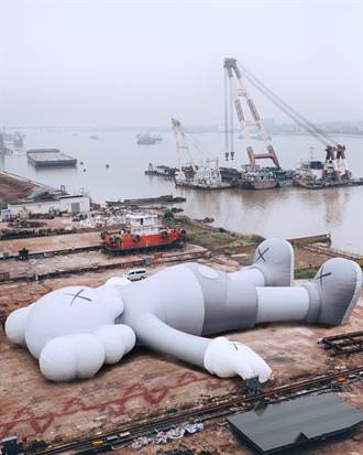 KAWS巨型公仔下一站在香港！新模樣躺臥維多利亞港