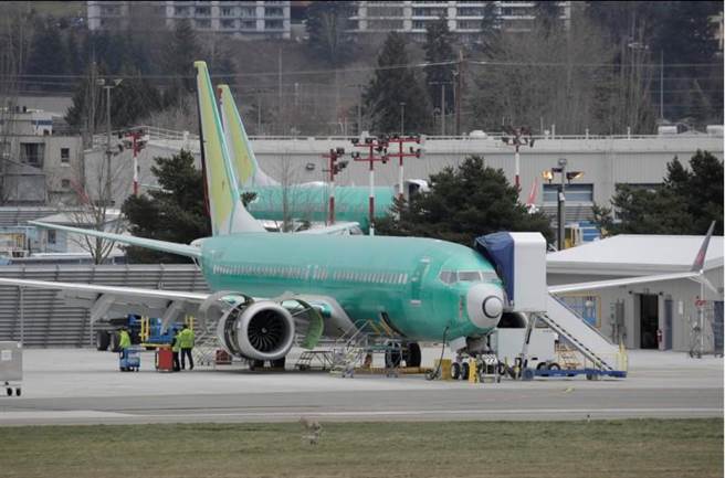 波音737MAX8客机停放在美国华盛顿州连顿（Renton）制造厂的画面。（路透）