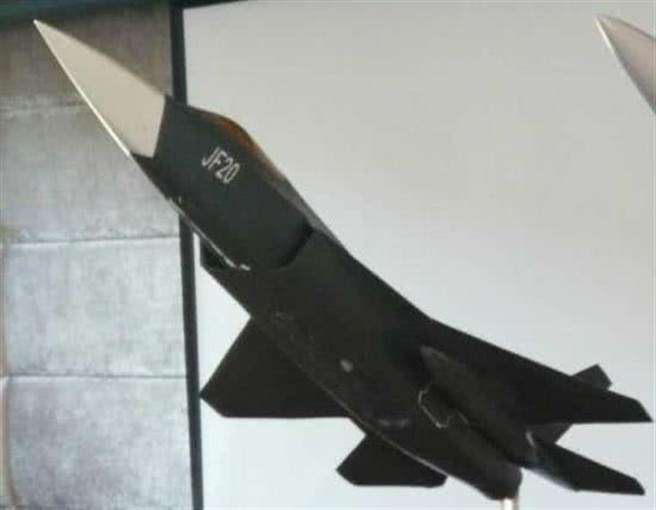 成都飛機公司設計的JF-20，可能會擠掉FC-31鶻鷹，獲選為中共空軍的新一代中型隱形戰機。圖為成飛公司展示JF-20模型。（圖／網路）