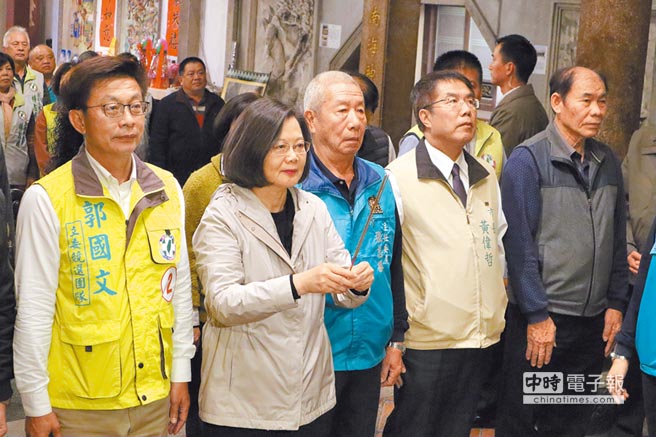 蔡英文總統（前左二）11日晚間在台南市長黃偉哲（前右二）陪同下至台南善化幫郭國文（前左一）輔選，一行人先到慶安宮參拜。（劉秀芬攝）