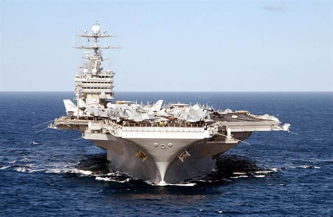 美國杜魯門號航空母艦在今年國防預算案中被當作犧牲品，計劃提前25年退役。不過外界認為這是五角大廈的「華盛頓紀念碑綜合症」，不太可能過關。（圖／美國海軍）