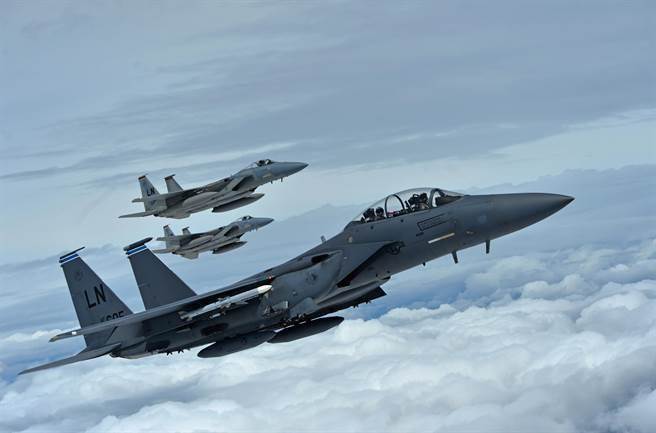 美国空军F-15C和F-15E战机编队飞越英格兰上空的资料画面。（美国空军）