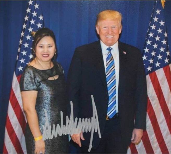 從大陸移民美國的楊蒞，憑藉經營的色情按摩院與高超手腕，成功打進川普的核心社交圈，她還開設公司為大陸商人牽線，提供接觸川普與其政府重要官員的機會。（圖／Cindy Yang臉書）