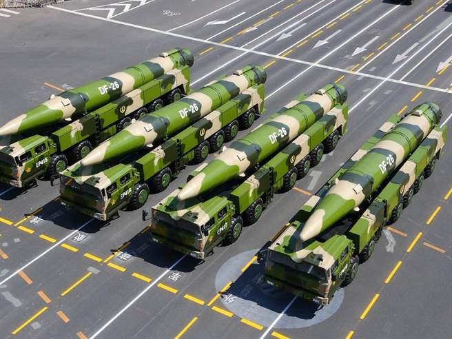 东风26弹道导弹是中共第一种射程可直达关岛美军基地的弹道导弹，因此被外界冠以「关岛快递」或「关岛杀手」的外号。美国不惜退出中导条约重新发展中程导弹，可能就是为建立与东风26对抗的威慑力量。（图／新华社）