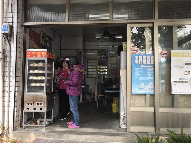 阿娥姐手工包子饅頭店位花蓮吉安鄉的福興村，開店長達40年以來，老闆娘黃瓊娥堅持店裡包子、饅頭、飲料每天手工製作。（張祈攝）