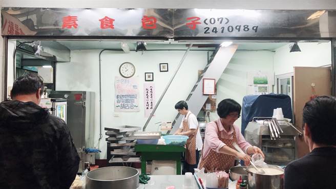 前金市場內的「素食包子」店家，獨特青江菜包，成為巷仔內仔秘密美食。（柯宗緯攝）
