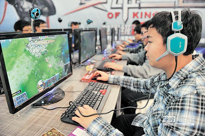 大陸青少年在太原一間網咖內上網玩遊戲。（中新社資料照片）