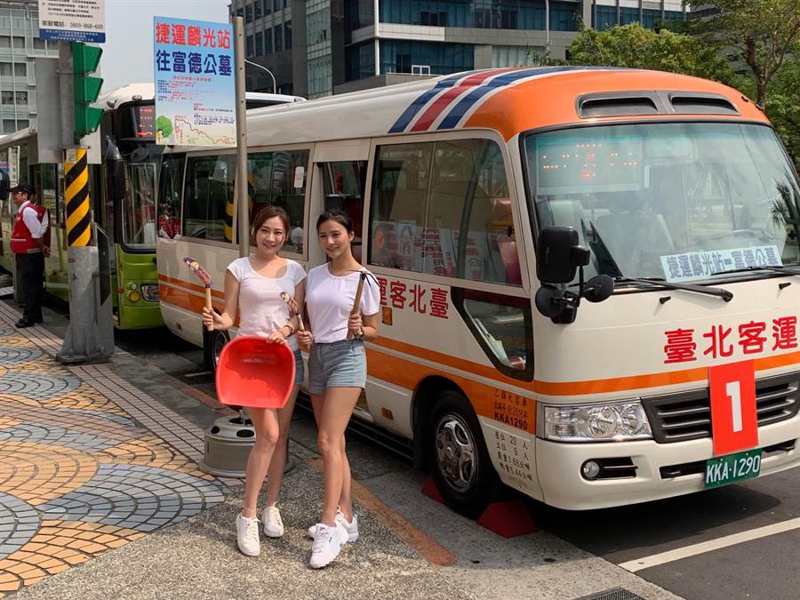 台北市公運處結合公車業者推出掃墓公車，5路線掃墓公車23日起行駛，免費開放民眾搭乘。（林縉明攝）
