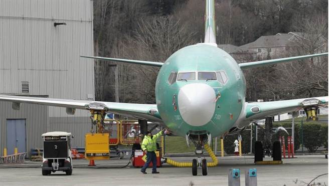 波音737MAX8客機停放在美國華盛頓州連頓（Renton）製造廠的畫面。（美聯社）