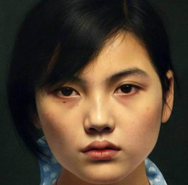 不论是雀斑或泪沟，冷军都清楚的画出来(图翻摄自/微博)