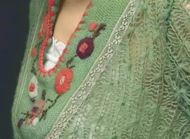 冷军连模特儿身上的毛衣线都画了出来(图翻摄自/微博)