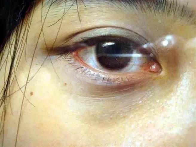 冷军甚至还绘出了隐形眼镜(图翻摄自/微博)