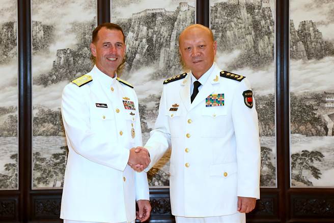 2016年中共海军司令吴胜利(右)在北京会见来访的美国海军作战部长理查逊(左)。（图／中新社）
