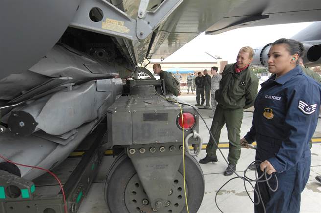 美国空军B-52轰炸机为配置新型长程远攻武器，导弹挂架与软体都要再进升级。图为B-52内部弹仓的导弹挂架。（图／美国空军）