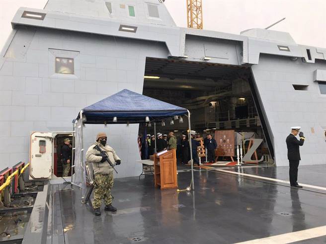 抵达加拿大访问的美国海军朱姆沃特号导弹驱逐舰停靠港口，派出的舰上卫兵体型肥胖臃肿而遭到媒体讥笑。（图／凤凰军事）