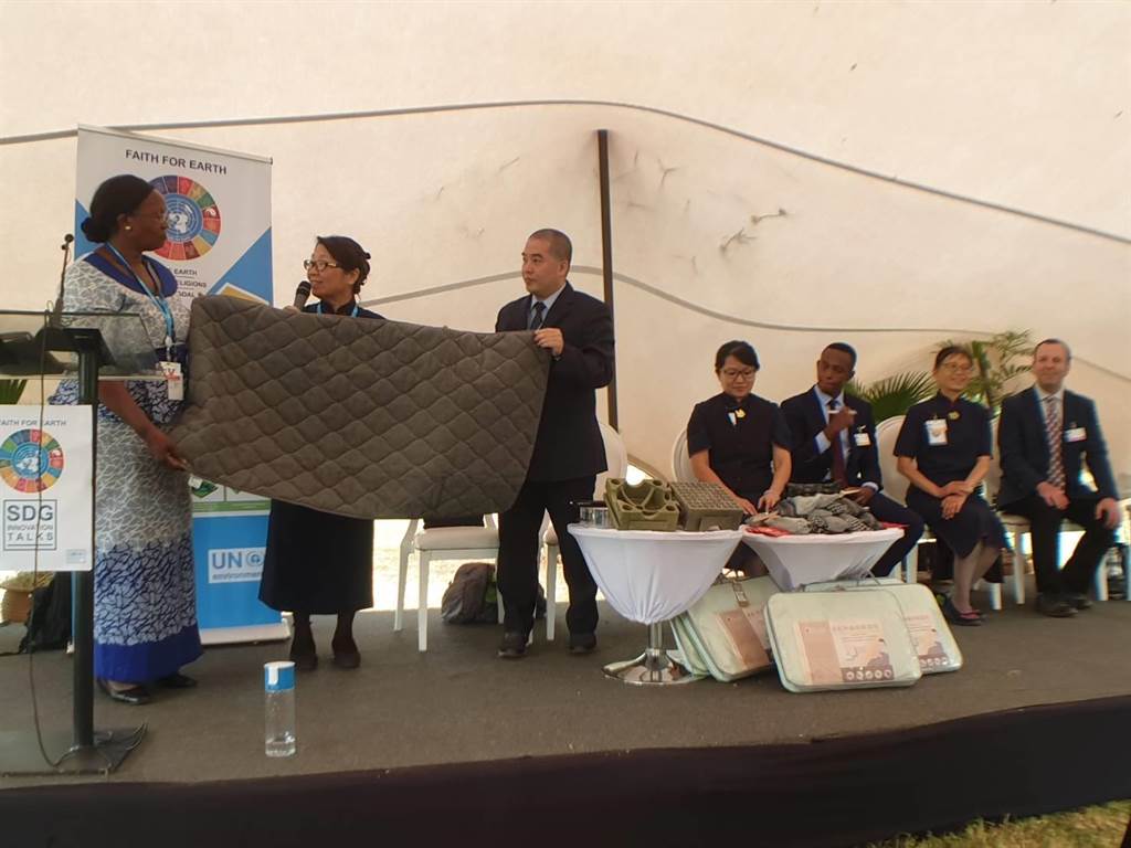 馬拉威慕沙大使（左）出席座談，讚嘆慈濟把回收塑料製成永續使用的用品，能解決塑膠氾濫的問題。（圖／慈濟基金會提供）